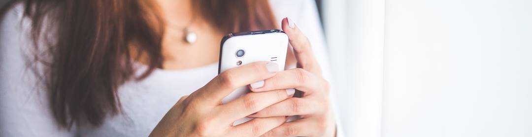 Anzeichen für Fremdgehen bei der Frau - Zum Beispiel die heimliche Nutzung des Smartphones.