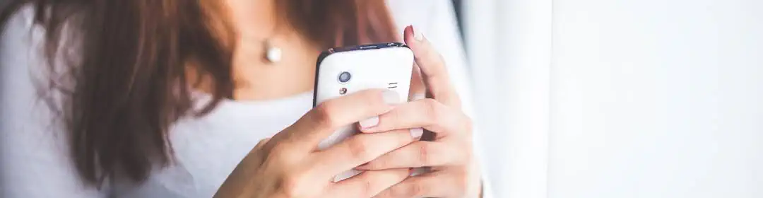 Wenn plötzlich das Handy wie der Augapfel gehütet wird, kann das ein Anzeichen für Untreue sein. Anzeichen für Fremdgehen bei der Frau - Zum Beispiel die heimliche Nutzung des Smartphones.