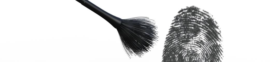 Detektive überprüfen daktyloskopische Spuren. Daktyloskopische Spur - Detektive ermiteln