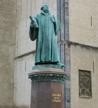 Das Lutherdenkmal in Magdeburg als Sinnbild für Detektivaufgaben