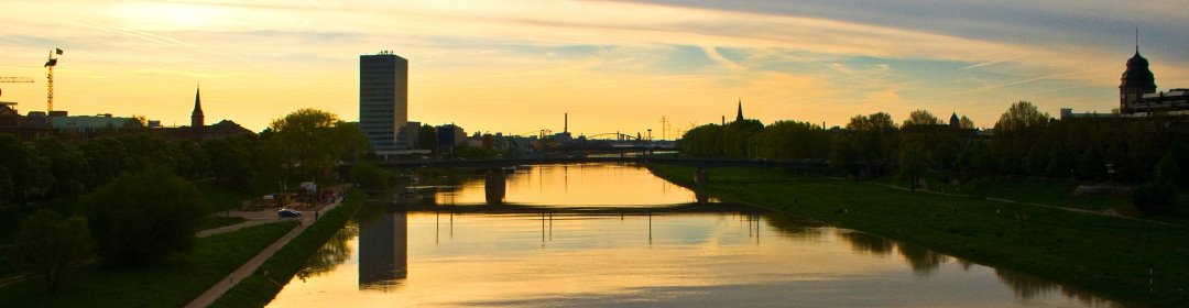 Der Necker bei Sonnenuntergang als Symbol für Detektivarbeiten in Mannheim
