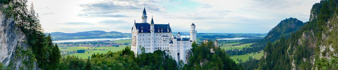 Detektive ermitteln und observieren in Bayern Schloss Neuschwanstein in Bayern als Symbol für Detektivarbeit