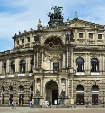 Detektive observieren an der Semper Oper in Dresden