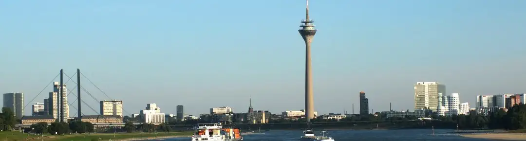 Detektive beobachten in Düsseldorf Die Skyline von Düsseldorf als Symbol für Detektivarbeiten