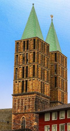 Detektive.com - Wir recherchieren für Sie in Kassel Detektive observieren an der Martinskirche in Kassel