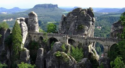 Die Bastei als Symbol für Detektivarbeit in Sachsen