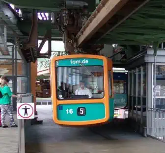 Detektive.com - ermittelt, recherchiert und observiert in Wuppertal Detektive observieren an einer Schwebebahn Haltestelle in Wuppertal
