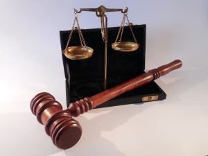 Richterhammer und Waage als Symbol für Detektivkostenerstattung
