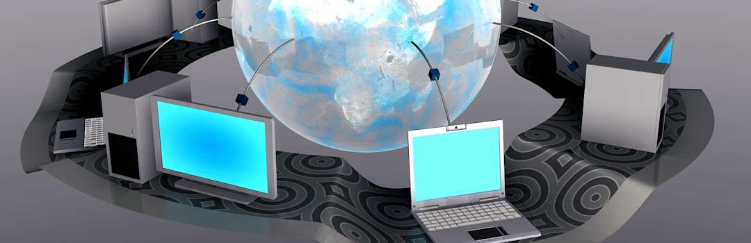 Sie benötigen Personenauskünfte - Kontaktieren Sie Detektive.com Computer die an einem Globus angeschlossen sind als Symbol für Personenauskünfte