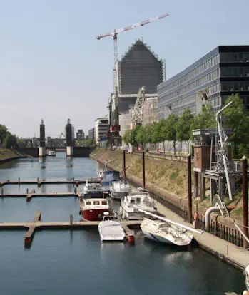 Detektive observieren am Innenhafen von Duisburg