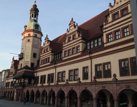 Detektive observieren am Alten Rathaus in Leipzig