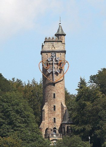 Der Kaiser Wilhelm Turm zu Marburg als Symbol für Detektivarbeit
