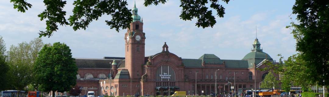 Detektive observieren am Bahnhof in Wiesbaden