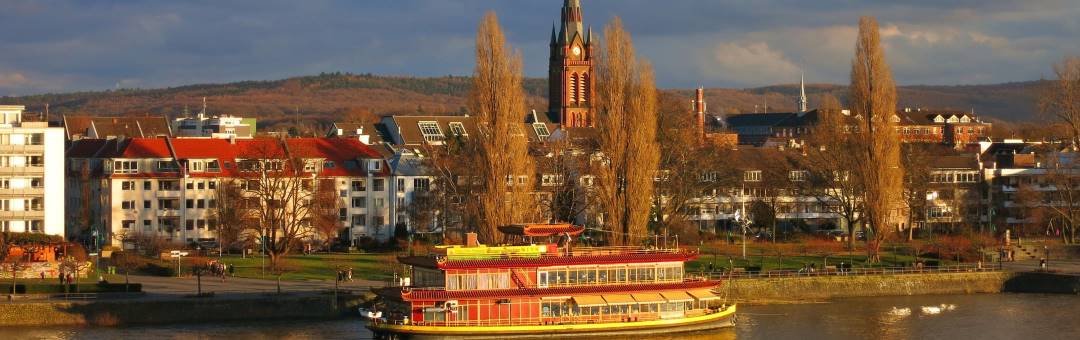Detektive oberservieren in der Umgebung der St. Josef Kirche in Bonn