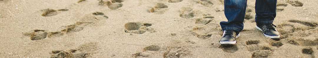 Detektiv-Lexikon: Schuhspuren Schuhspuren im Sand - Detektive ermitteln.